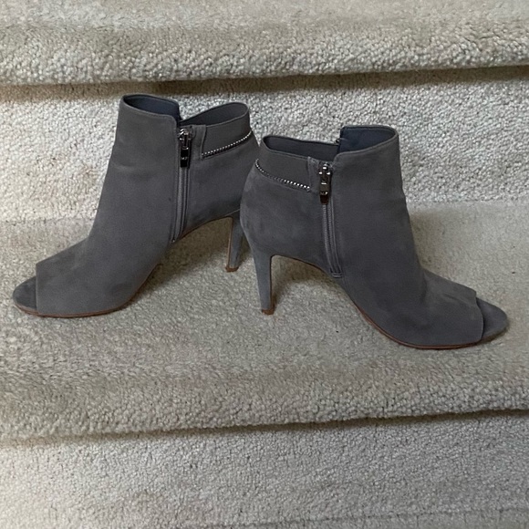 MARC FISHER SHOES/MARC FISHER ANKLE HEEL BOOTS/ SERINITY/GRAY/SIZE 7.5 M/EUC - Picture 2 of 6